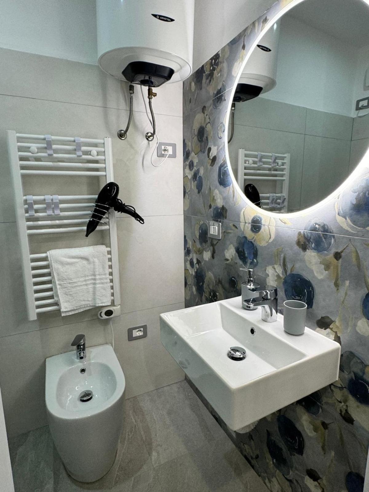 La Casa Di Jennifer Nel Centro Apartment Parma Bagian luar foto